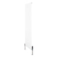 Strakke witte designradiator met vlakke panelen en haakse thermostaatkraan, ideaal voor moderne interieurs en ruimtebesparing