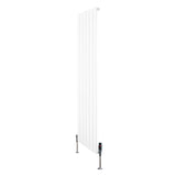 Strakke witte designradiator met vlakke panelen en haakse thermostaatkraan, ideaal voor moderne interieurs en ruimtebesparing