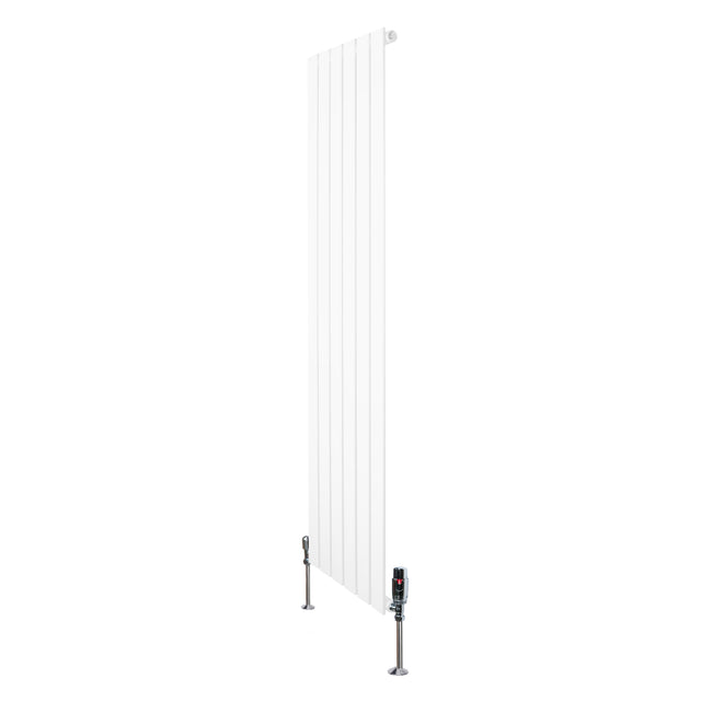 Strakke witte designradiator met vlakke panelen en haakse thermostaatkraan, ideaal voor moderne interieurs en ruimtebesparing