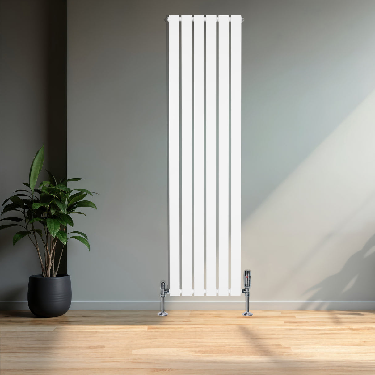 Witte designradiator met vlakke panelen en een haakse thermostaatkraan, geplaatst tegen een lichte muur met houten vloer en plant