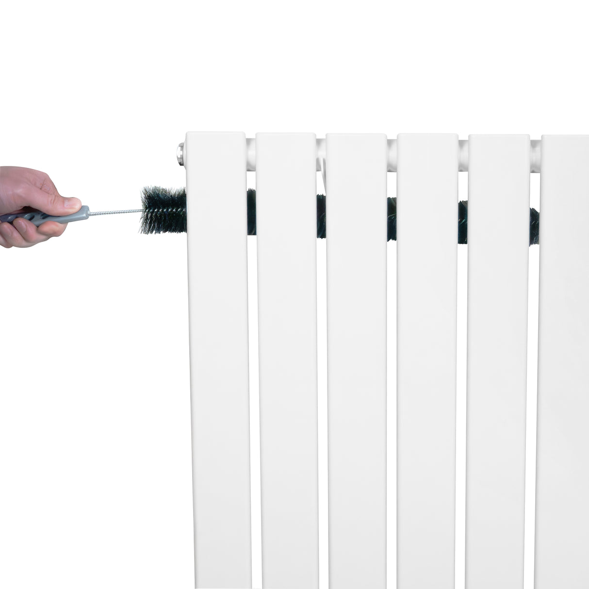 Witte designradiator met vlakke panelen en een hand die een borstel gebruikt voor onderhoud, met een haakse thermostaatkraan