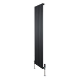 Zwarte designradiator met vlakke panelen, 1 kolom, 1600 x 420 mm, inclusief haakse thermostaatkraan voor moderne interieurs
