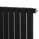 Zwart designradiator met vlakke panelen en een haakse thermostaatkraan, strak en modern, perfect voor elke ruimte