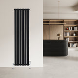Zwart design radiator met vlakke panelen en haakse thermostaatkraan, strak en modern, perfect voor hedendaagse interieurs