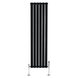 Zwarte designradiator met vlakke panelen en een haakse thermostaatkraan, stijlvol en modern, perfect voor elke ruimte