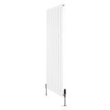 Witte design radiator met vlakke panelen, 1 kolom, 1600 x 560mm, inclusief haakse thermostaatkraan en metalen voetsteunen