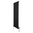 Zwarte designradiator met vlakke panelen, 1 kolom, afmetingen 1600 x 560mm, inclusief haakse thermostaatkraan en moderne uitstraling