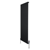 Zwarte designradiator met vlakke panelen, 1 kolom, afmetingen 1600 x 560mm, inclusief haakse thermostaatkraan en moderne uitstraling