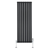 Zwarte designradiator met vlakke panelen en een kolom, afmetingen 1600 x 560 mm, inclusief haakse thermostaatkraan