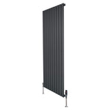 Designradiator met vlakke panelen in antraciet grijs, 1 kolom, 1600 x 700mm, inclusief haakse thermostaatkraan en moderne uitstraling