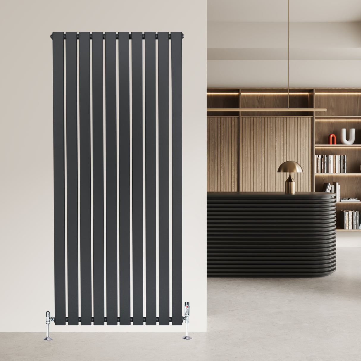 Strakke antraciet grijze designradiator met vlakke panelen en haakse thermostaatkraan, perfect voor moderne interieurs