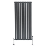 Vlakke panelen design radiator in antraciet grijs, 1600 x 700mm, met haakse thermostaatkraan en moderne verticale lijnen