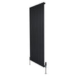 Zwarte designradiator met vlakke panelen, 1 kolom, 1600 x 700mm, inclusief haakse thermostaatkraan en moderne afwerking