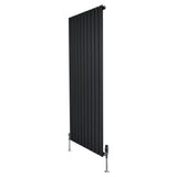 Zwarte designradiator met vlakke panelen, 1 kolom, 1600 x 700mm, inclusief haakse thermostaatkraan en moderne afwerking