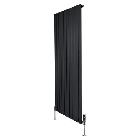 Zwarte designradiator met vlakke panelen, 1 kolom, 1600 x 700mm, inclusief haakse thermostaatkraan en moderne afwerking