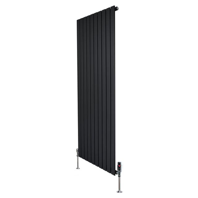 Zwarte designradiator met vlakke panelen, 1 kolom, 1600 x 700mm, inclusief haakse thermostaatkraan en moderne afwerking
