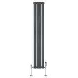 Vlakke design radiator in antraciet grijs met 1 kolom en haakse thermostaatkraan, ideaal voor moderne interieurs