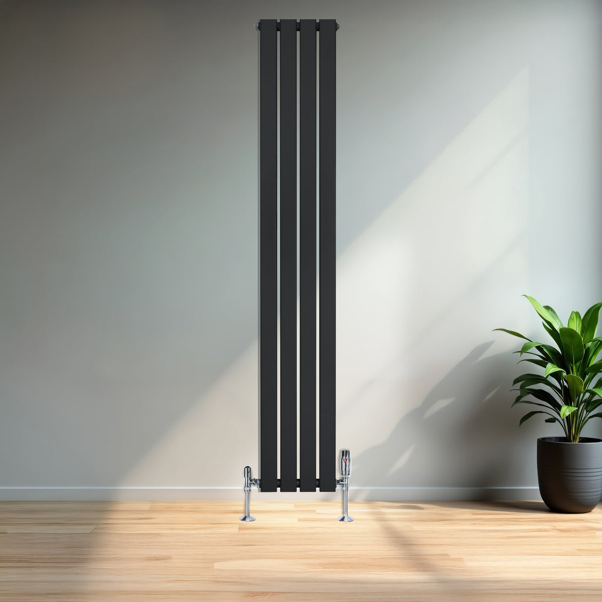Zwarte designradiator met vlakke panelen en haakse thermostaatkraan, geplaatst in een moderne ruimte met houten vloer en groene plant