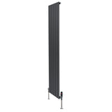 Vlakke designradiator in antraciet grijs, 1 kolom, 1800 x 420mm, met haakse thermostaatkraan en strakke verticale panelen