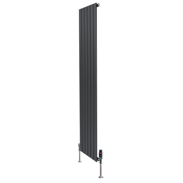 Vlakke designradiator in antraciet grijs, 1 kolom, 1800 x 420mm, met haakse thermostaatkraan en strakke verticale panelen