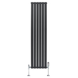 Vlakke panelen design radiator in antraciet grijs, 1800 x 420mm, met haakse thermostaatkraan en moderne, strakke lijnen