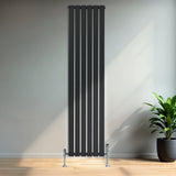 Vlakke design radiator in antraciet grijs, 1 kolom, 1800 x 420mm, met haakse thermostaatkraan, moderne uitstraling in een lichte ruimte