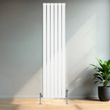 Strakke, witte design radiator met vlakke panelen en haakse thermostaatkraan, geplaatst tegen een lichte muur in een moderne ruimte