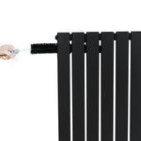 Zwart designradiator met vlakke panelen, 1 kolom, 1800 x 420mm, hand die een haakse thermostaatkraan aanpast
