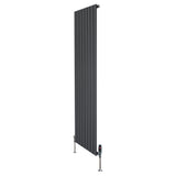 Vlakke panelen design radiator in antraciet grijs, 1800 x 560mm, met haakse thermostaatkraan en moderne, strakke lijnen