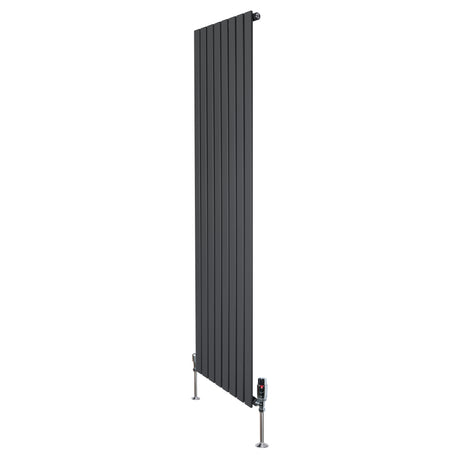 Vlakke panelen design radiator in antraciet grijs, 1800 x 560mm, met haakse thermostaatkraan en moderne, strakke lijnen
