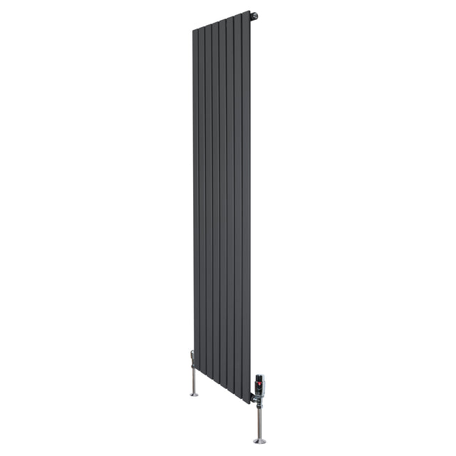 Vlakke panelen design radiator in antraciet grijs, 1800 x 560mm, met haakse thermostaatkraan en moderne, strakke lijnen