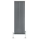 Strakke antraciet grijze designradiator met vlakke panelen, 1 kolom, 1800 x 560mm, inclusief haakse thermostaatkraan