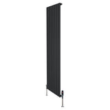 Zwarte design radiator met vlakke panelen, 1 kolom, 1800 x 560mm, inclusief haakse thermostaatkraan en moderne uitstraling