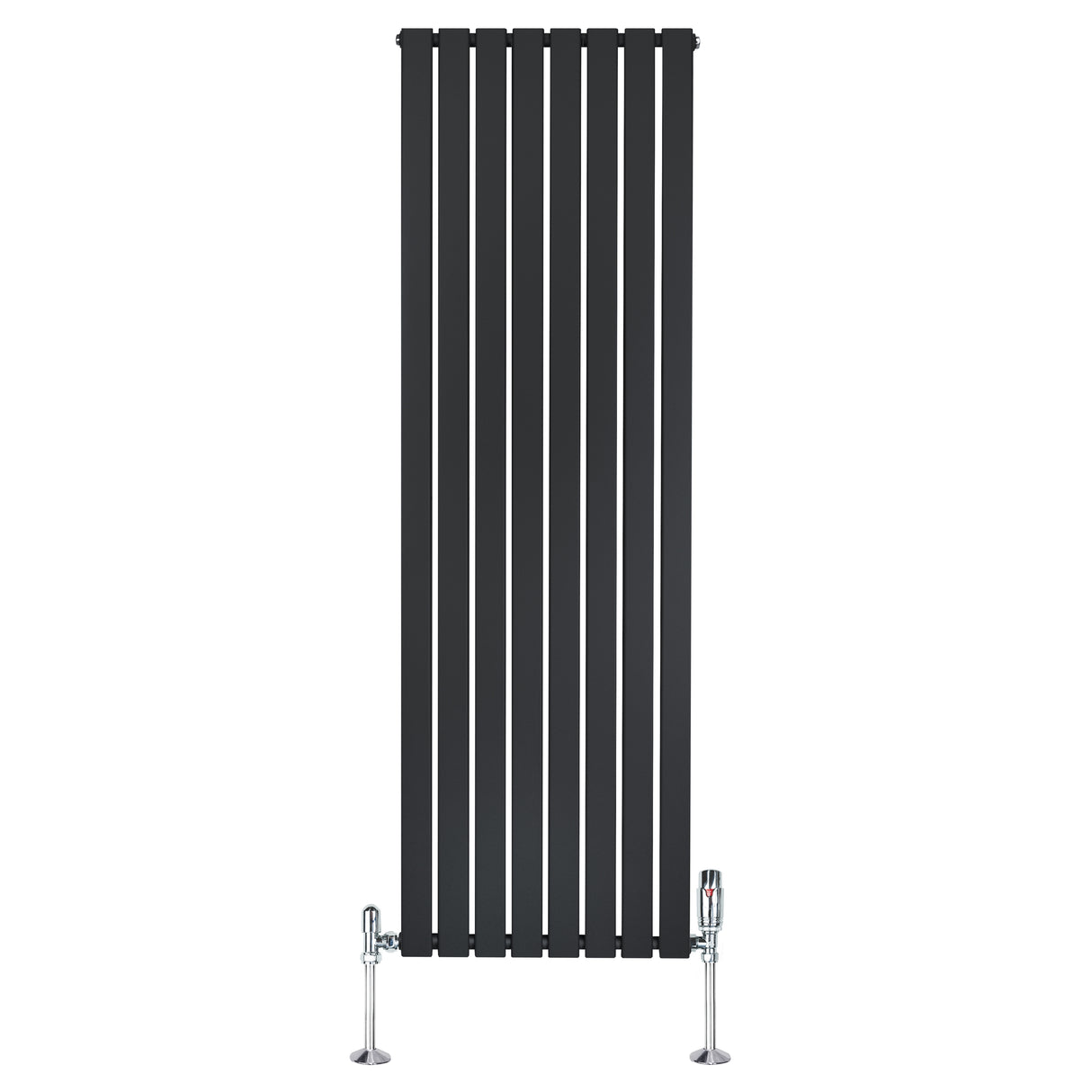 Zwarte designradiator met vlakke panelen en een haakse thermostaatkraan, hoog en smal, perfect voor moderne interieurs
