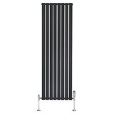 Zwarte designradiator met vlakke panelen en een haakse thermostaatkraan, hoog en smal, perfect voor moderne interieurs