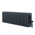 Traditionele 4-kolom radiator in antraciet grijs, met een strakke afwerking en haakse thermostaatkraan aan de zijkant