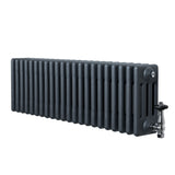 Traditionele 4-kolom radiator in antraciet grijs, met een strakke afwerking en haakse thermostaatkraan aan de zijkant