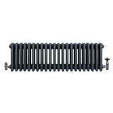 Traditionele 4-kolom radiator in antracietgrijs, met een haakse thermostaatkraan, heeft een strakke, moderne uitstraling en robuuste afwerking