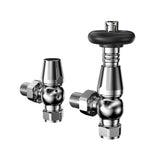 Chroomkleurige haakse thermostaatkraan met glanzende afwerking, ontworpen voor traditionele radiatoren, met moderne, strakke lijnen