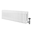 Traditionele witte 4-kolom radiator van 300 x 1010 mm met glanzende afwerking en haakse thermostaatkraan aan de zijkant