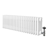 Traditionele witte 4-kolom radiator van 300 x 1010 mm met glanzende afwerking en haakse thermostaatkraan aan de zijkant