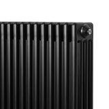 Traditionele zwarte 4-kolom radiator van 300 x 1010 mm met een glanzende afwerking en haakse thermostaatkraan aan de bovenkant