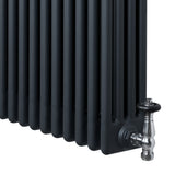 Traditionele antraciet grijze 4-kolom radiator van 300 x 1370 mm met haakse thermostaatkraan en een strakke, moderne uitstraling