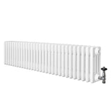 Traditionele witte 4-kolom radiator van 300 x 1370 mm met een haakse thermostaatkraan, gladde afwerking en rechte lijnen