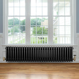 Traditionele zwarte 4-kolom radiator van 300 x 1370 mm met glanzende afwerking en haakse thermostaatkraan, geplaatst onder een raam