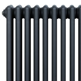 Traditionele antraciet grijze 4-kolom radiator van 300 x 1505 mm met een gladde, matte afwerking en haakse thermostaatkraan