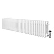 Traditionele witte 4-kolom radiator van 300 x 1505 mm met een glanzende afwerking en een haakse thermostaatkraan aan de zijkant