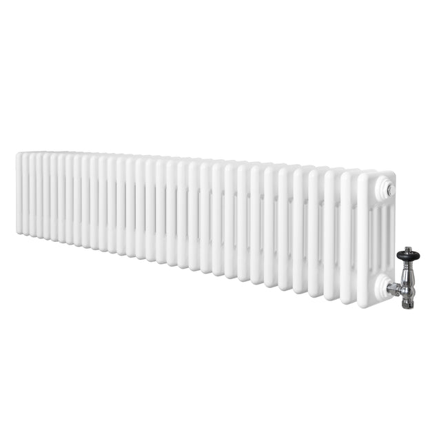 Traditionele witte 4-kolom radiator van 300 x 1505 mm met een glanzende afwerking en een haakse thermostaatkraan aan de zijkant