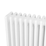 Traditionele witte 4-kolom radiator van 300 x 1505 mm met glanzende afwerking en haakse thermostaatkraan voor optimale verwarming
