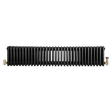 Traditionele zwarte 4-kolom radiator van 300 x 1505 mm met een glanzende afwerking en haakse thermostaatkraan aan de zijkant